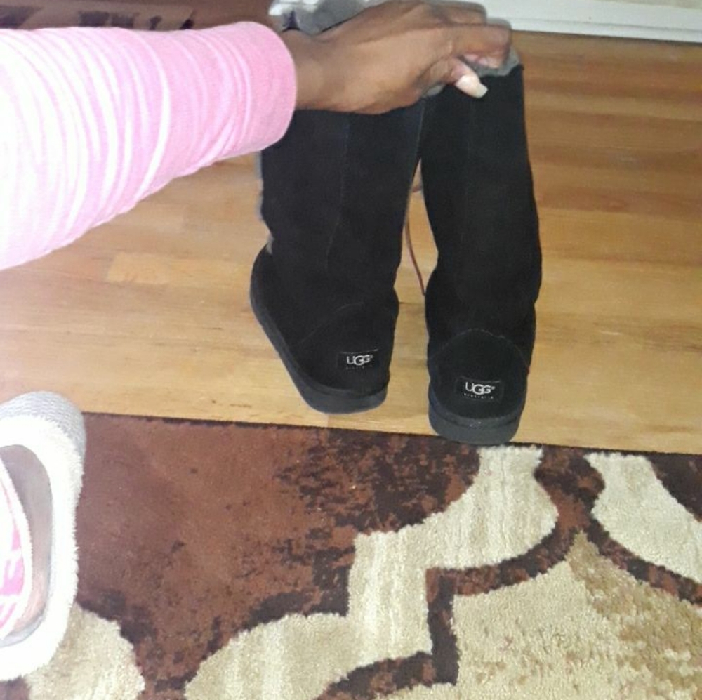 UGG - Picture 2 of 2